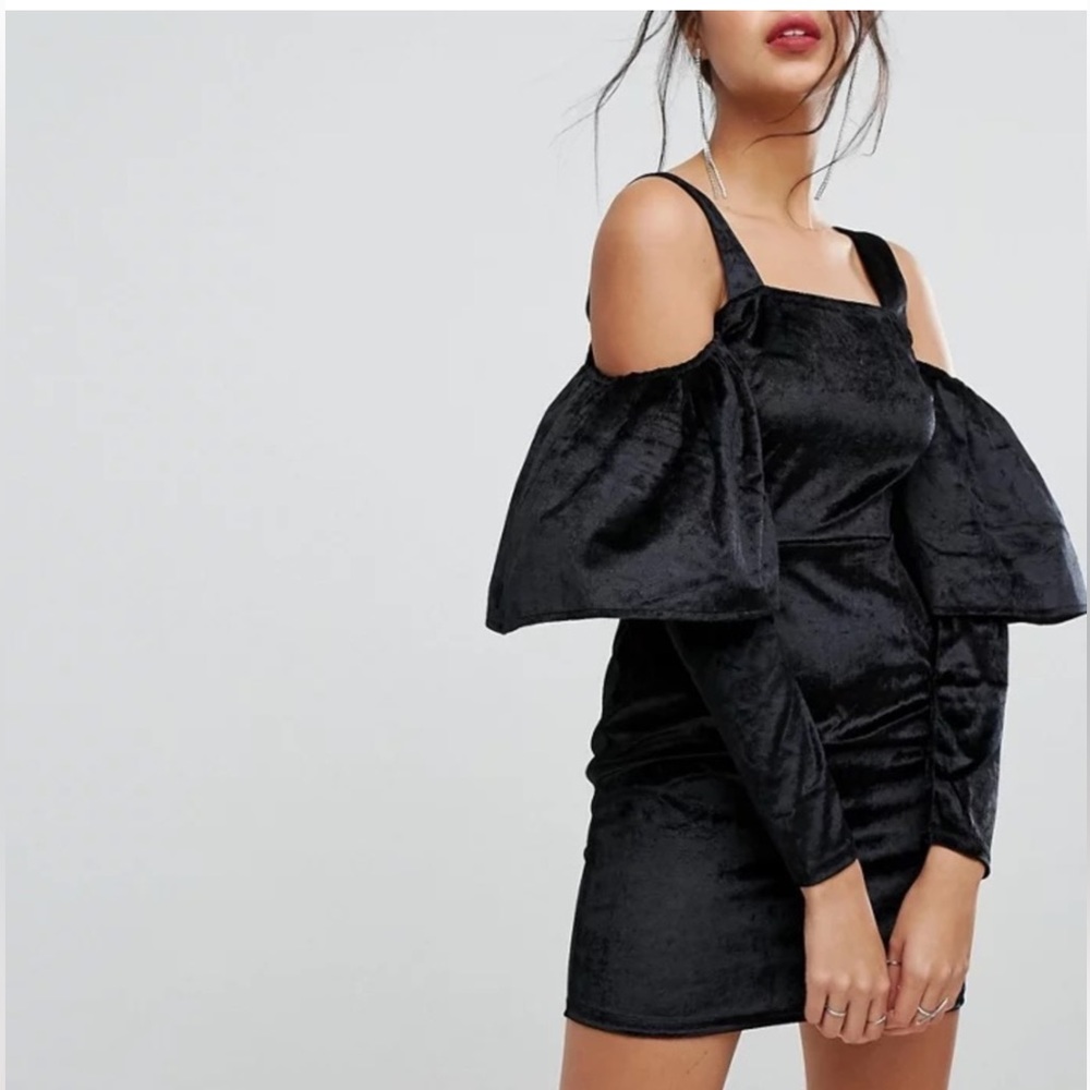 Pretty Little Thing Black Velvet Mini Dress with Puffed Sleeves Size UK 4/US s…